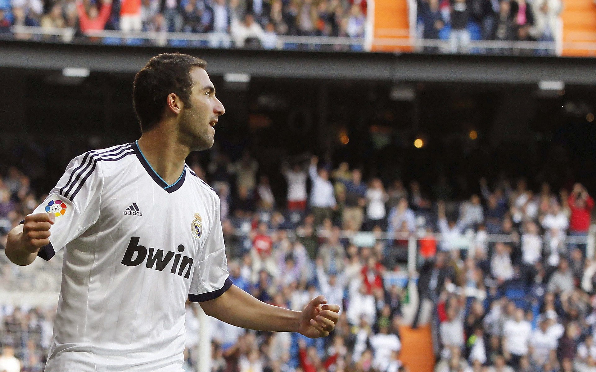 皇家贝蒂斯控球持续拉扯防守空间，皇家贝蒂斯主帅