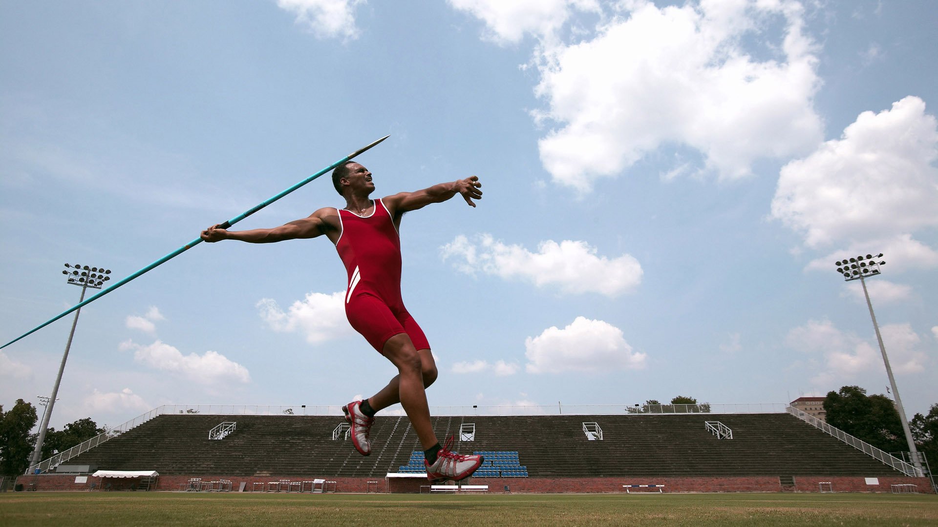 “逆境中的英雄:车手在极端天气中勇往直前”